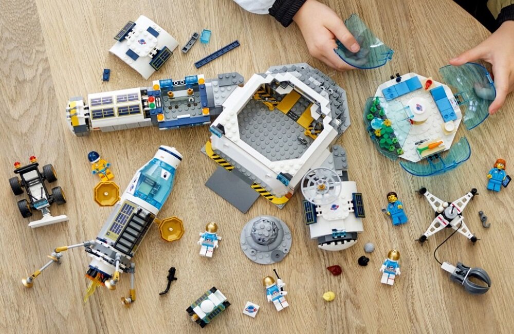 LEGO City Stacja badawcza na Księżycu 60350 Zapraszamy na wspólną wyprawę składa się z 786 elementów dla dzieci od 7 lat<
