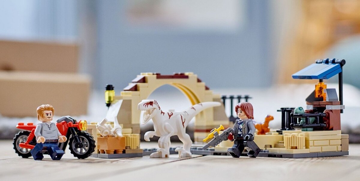 LEGO Jurassic World Atrociraptor: pościg na motocyklu 76945 Ekscytujący zestaw z dinozaurem i motocyklem Całe godziny szybkiej akcji