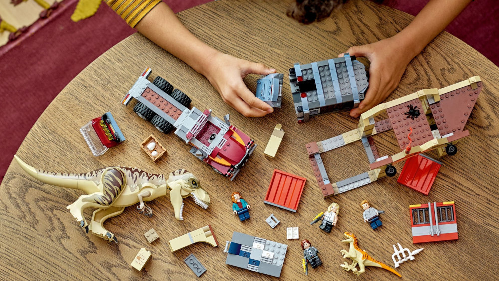LEGO Jurassic World Ucieczka tyranozaura i atrociraptora  - budowanie