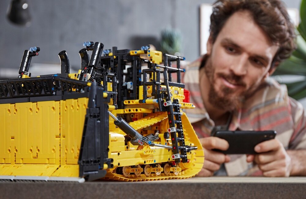 LEGO Technic Sterowany przez aplikację buldożer Cat D11 42131 Niesamowicie szczegółowy model Dla fanów prac budowlanych