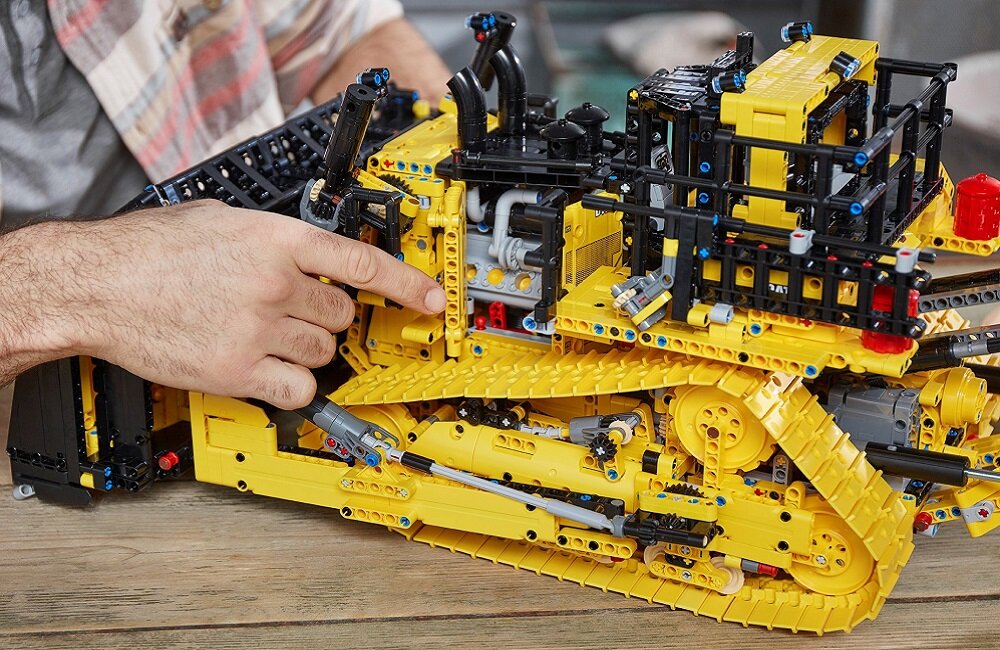 LEGO Technic Sterowany przez aplikację buldożer Cat D11 42131 Szczegółowy zestaw