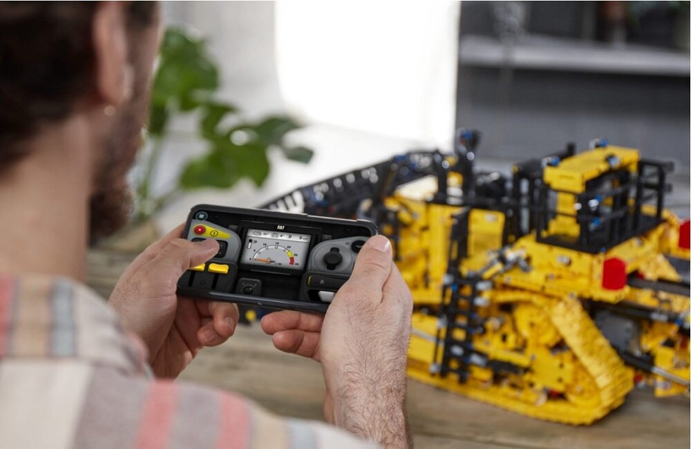 LEGO Technic Sterowany przez aplikację buldożer Cat D11 42131 Przejmij kontrolę nad maszyną