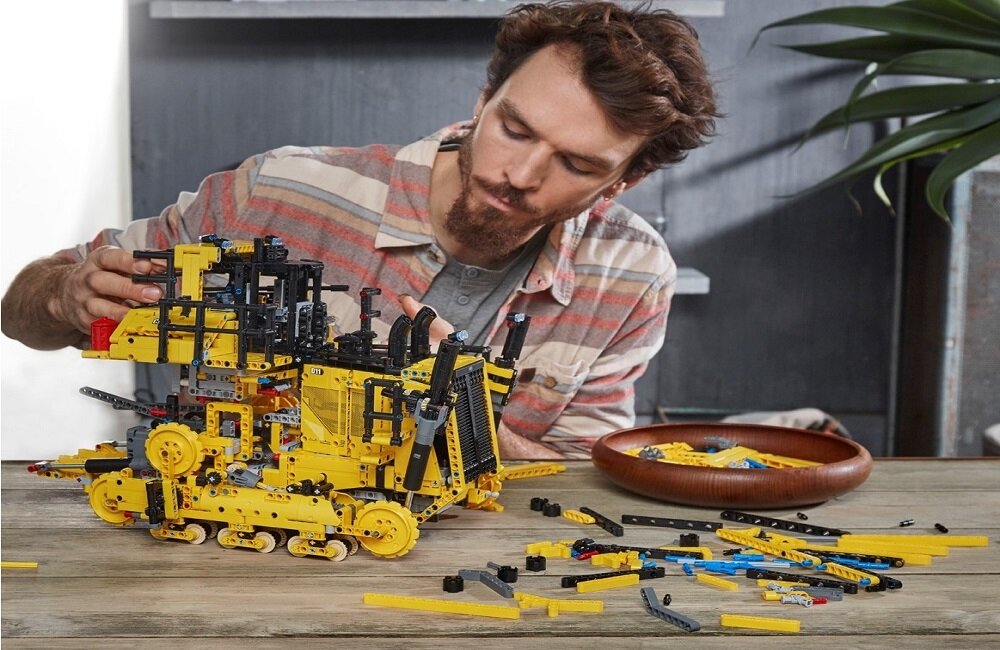 LEGO Technic Sterowany przez aplikację buldożer Cat D11 42131 Świetny prezent