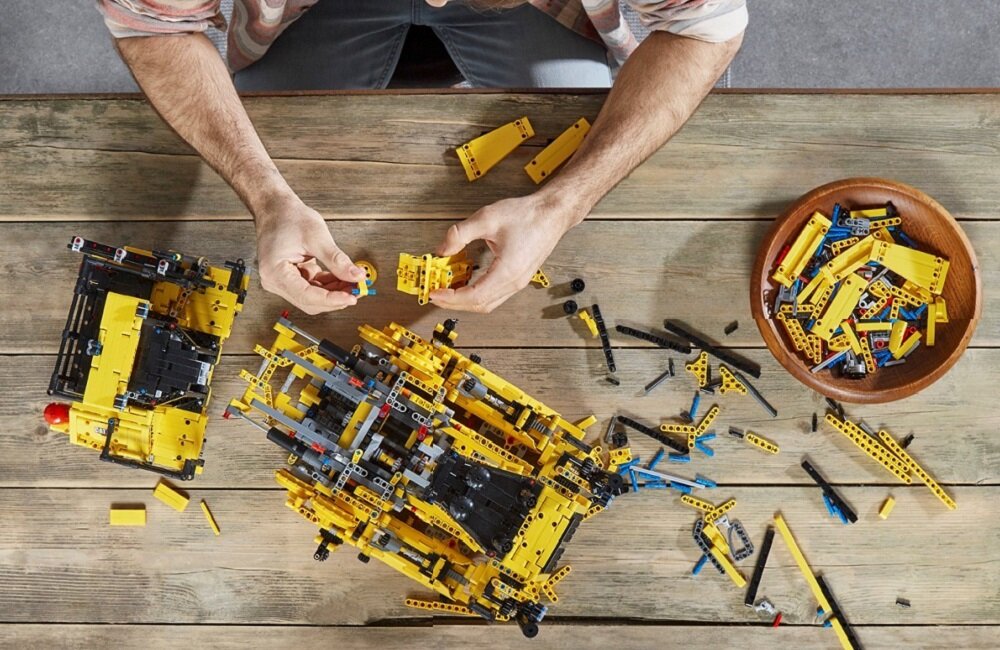 LEGO Technic Sterowany przez aplikację buldożer Cat D11 42131 Czas na relaks