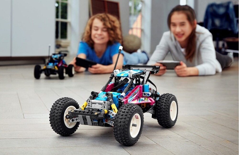 LEGO Technic Łazik terenowy 42124 Realistyczny pojazd inspirowana jest rzeczywistym odpowiednikiem