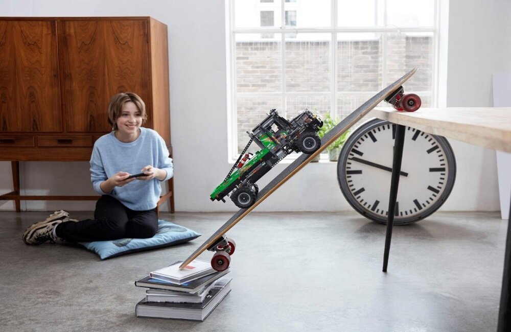 LEGO Technic Ciężarówka Mercedes Benz Zetros 42129 Dla miłośników ciężarówek terenowych Prawdziwe wyzwanie konstruktorskie