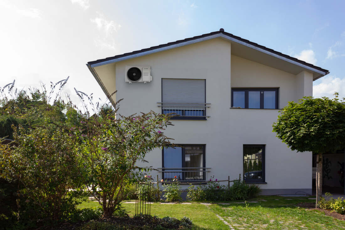 Klimatyzator BOSCH  Climate CL 3000I z usluga montazu szereg funkcji automatyczna zmiana kierunku nawiewu w pionie funkcja Follow me tryb unikania podmuchu wiatru Wind Avoid me latwa w obsludze aplikacja Bosch HomeCom Easy