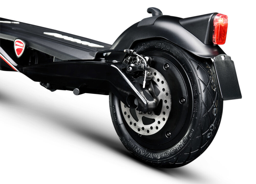 Hulajnoga elektryczna DUCATI Pro III Czarny hamulce tarczowe dwie niezależne klamki hamulcowe system KERS odzyskiwanie energii kinetycznej pojazdu podczas hamowania