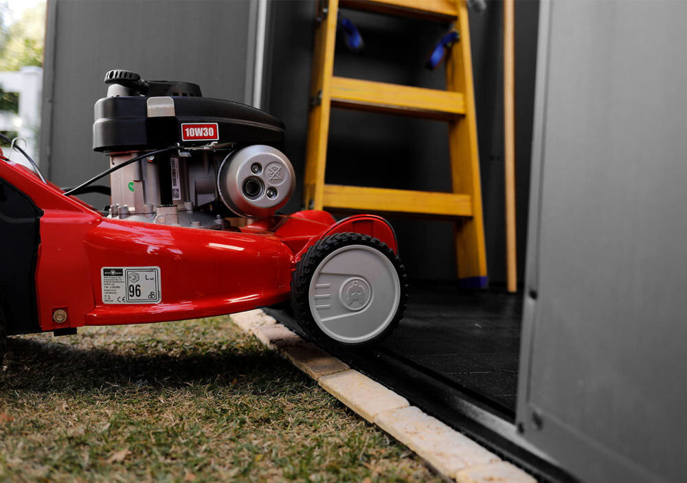 KETER domek płaskie podłoże śruby podłoga okno światło izolacja wilgoć dwuspadowy dach deszcz śnieg