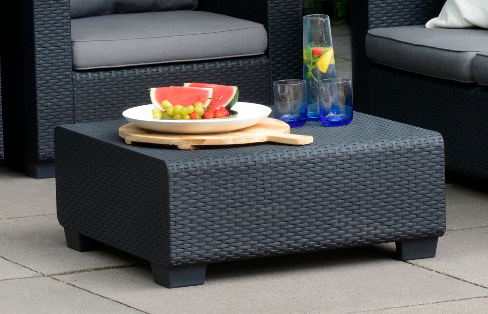 Stolik ogrodowy KETER Salta 17206013 Grafitowy stolik na tarasie na stoliku szklanki talerz z owocami funkcjonalny stolik do ogrodu miejsce na codzienny relaks estetyka inspirowana naturą