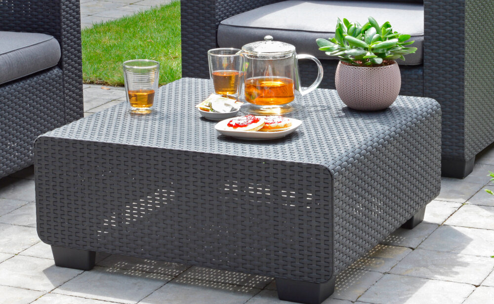 Stolik ogrodowy KETER Salta 17206013 Grafitowy stolik na tarasie na stoliku doniczka z roślinką dzbanek szklanki talerz z przekąskami wygodna powierzchnia użytkowa w przydomowej przestrzeni relaks na świeżym powietrzu do użytku na tarasie balkonie w ogrodzie