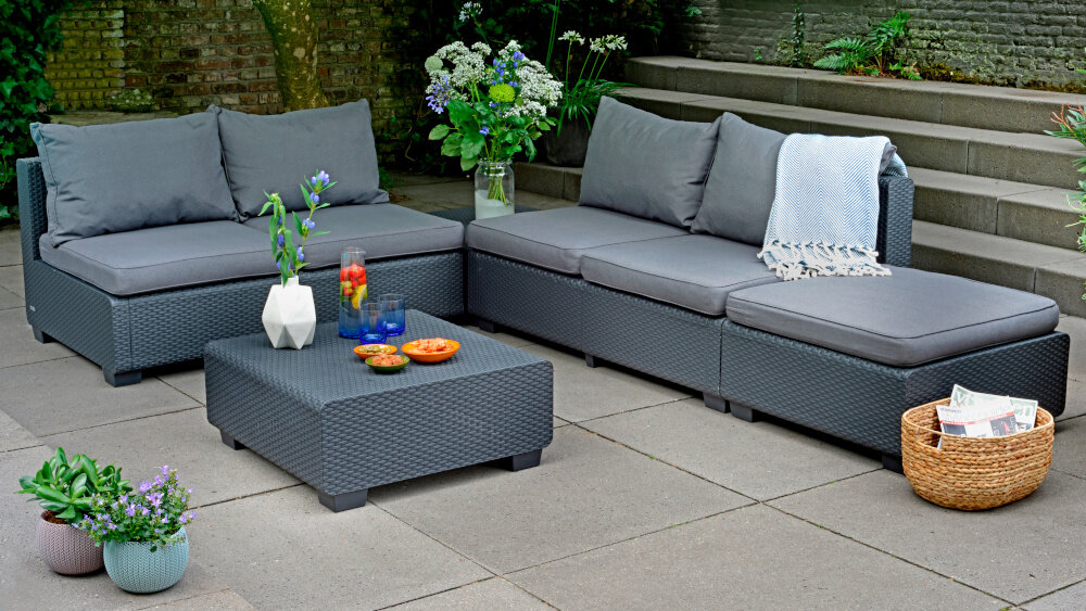 Stolik ogrodowy KETER Salta 17206013 Grafitowy zestaw mebli ogrodowych na tarasie w tle schody i rośliny na stoliku dzbanek szklanki przekąski system montażu JUST CLICK AND GO montaż bez potrzeby użycia dodatkowych narzędzi konstrukcja stabilna i dobrze dopasowana praktyczny i gotowy do użycia od razu po złożeniu