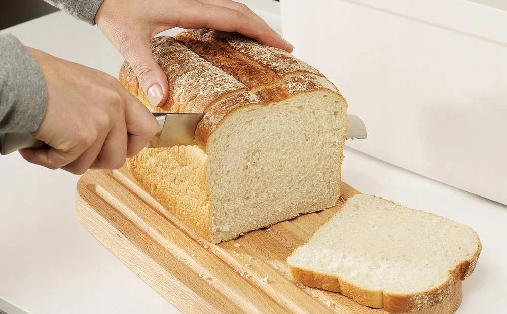 Chlebak JOSEPH JOSEPH 81097 Biały bambusowa pokrywka zabezpiecza pieczywo deska do krojenia Żłobkowana strona krojenie gładka powierzchnia z uchwytem wygoda użytkowania