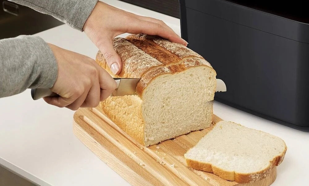 Chlebak JOSEPH JOSEPH 81103 Czarny bambusowa pokrywka zabezpiecza pieczywo deska do krojenia Żłobkowana strona krojenie gładka powierzchnia z uchwytem wygoda użytkowania