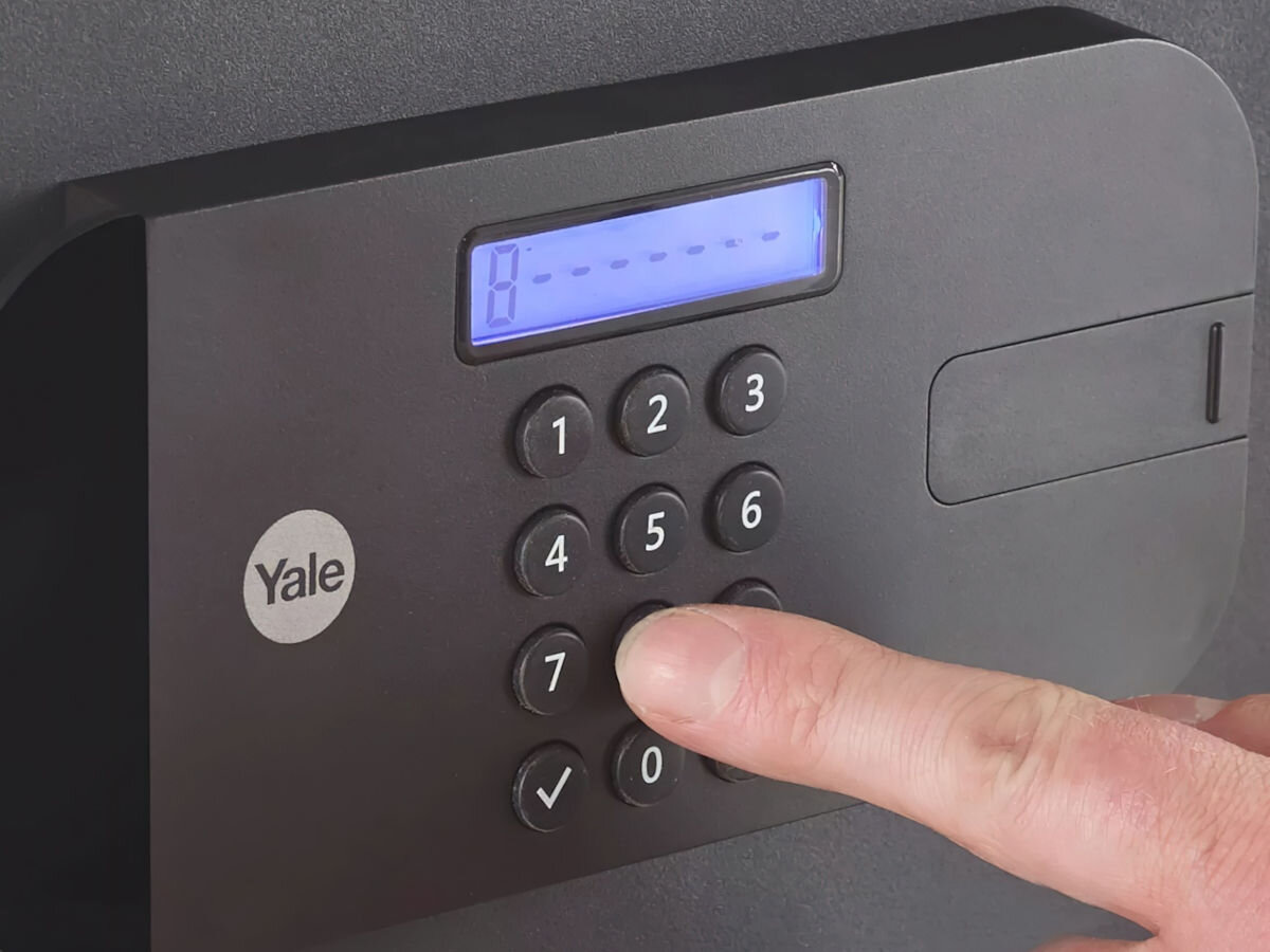 Sejf YALE YSEB 400 EB1, otwieranie, kod pin, klucz, blokada, palec obsługuje panel otwierający sejf