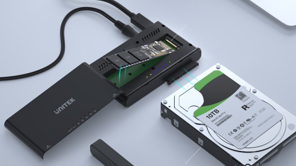 Stacja dokująca UNITEK S1222A Otwarte urządzenie z widocznym slotem na dysk M.2 SSD oraz podłączonym dyskiem HDD 10TB