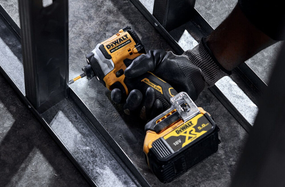 Zakrętarka udarowa DEWALT DCF850N-XJ solidne niezawodne trzybiegowy sprzęt do wkręcania i wykręcania z regulacją prędkości obrotowej na spuście. poręczna lekka konstrukcja