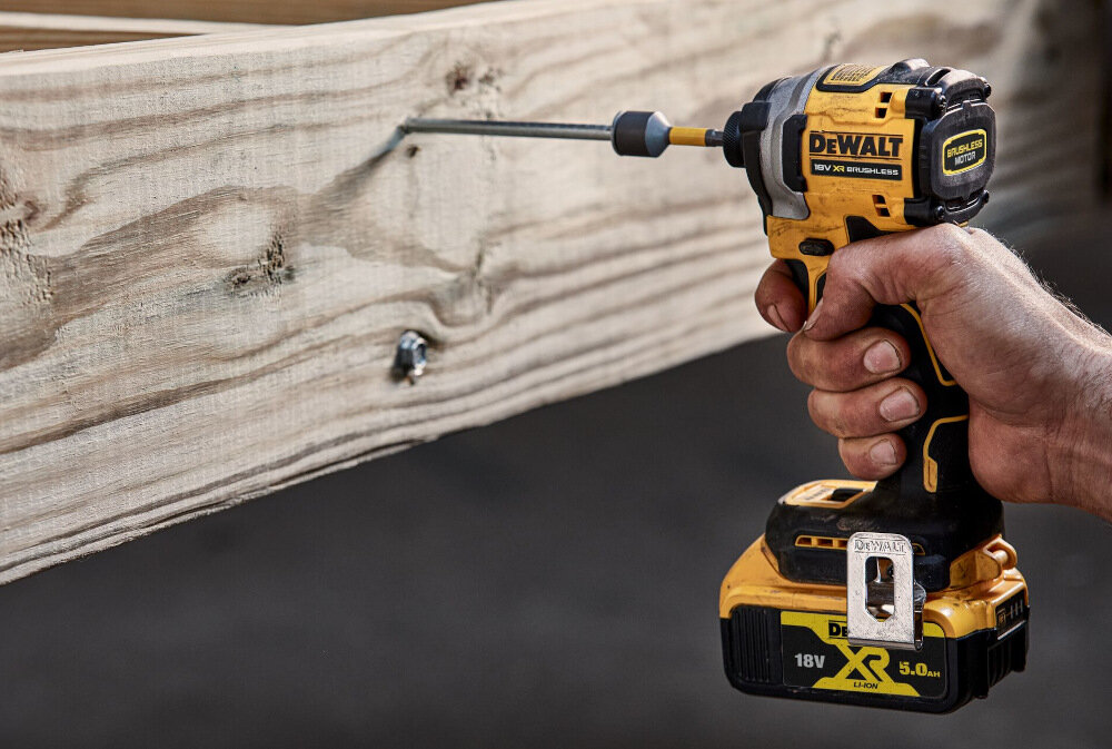 Zakrętarka udarowa DEWALT DCF850N-XJ tryb PrecisionDrive dodatkowa kontrola uniknięcie uszkodzenia materiału i łącznika
