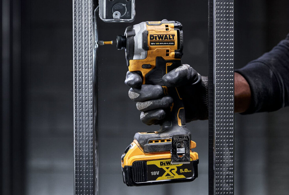 Zakrętarka udarowa DEWALT DCF850N-XJ solidny uchwyt z powłoką antypoślizgową ergonomiczna rękojeść