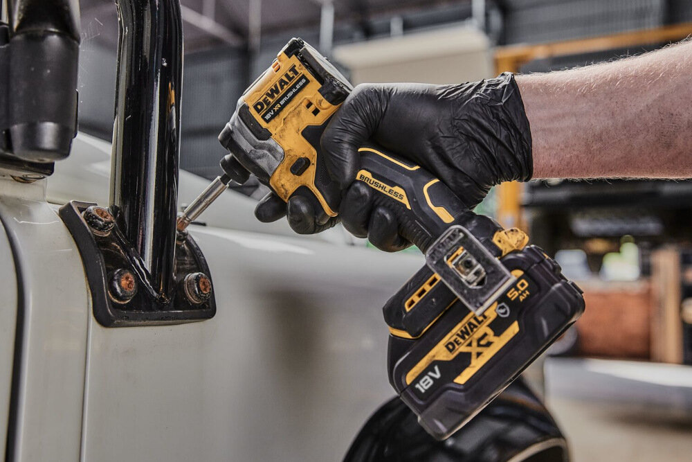 Zakrętarka udarowa DEWALT DCF850N-XJ niewielka ergonomiczna konstrukcja  do małych i ciasnych przestrzeni w warunkach domowych w profesjonalnych warsztatach waga 0,95 kg łatwe przenoszenie urządzenia