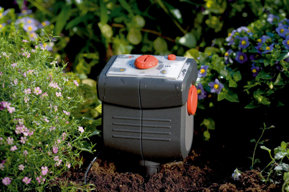 Sterownik nawadniania GARDENA Classic 01284-29 komatybilny z elektronicznym czujnikiem deszczowym i czujnikiem wilgotnosci gleby marki GARDENA oszczednosc