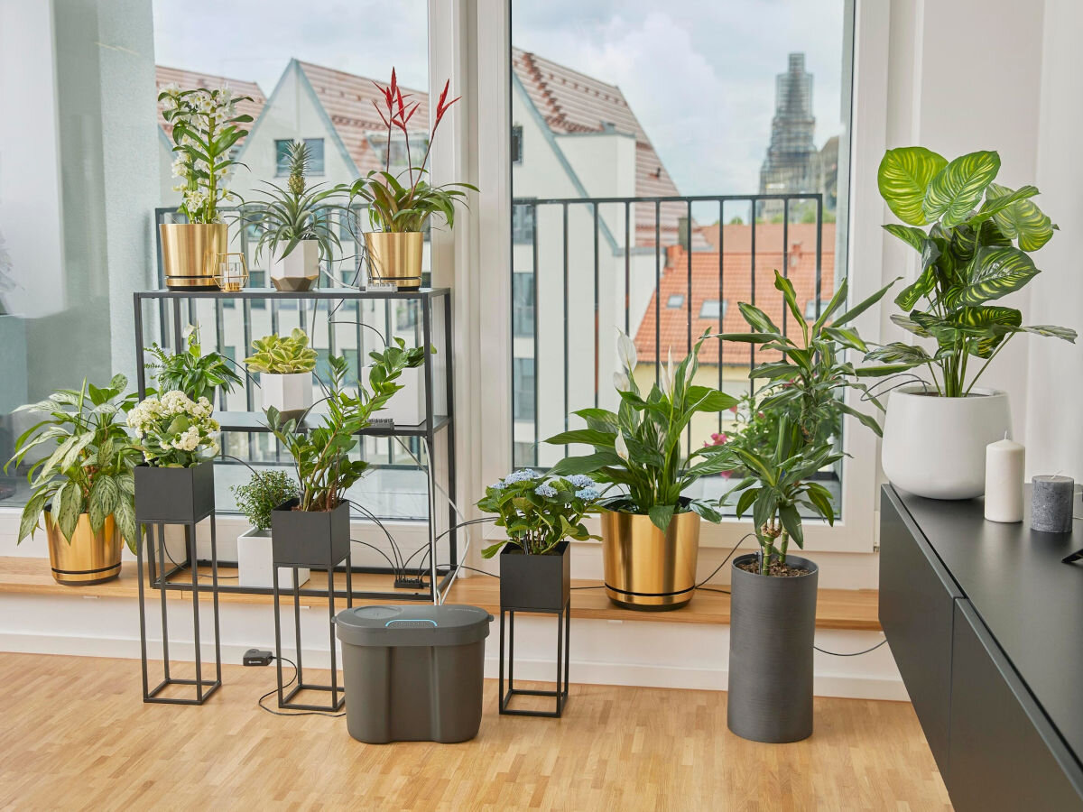 Zestaw do nawadniania GARDENA 13366-20, woda, podlewanie, system, rośliny, w tle doniczki z kwiatami, na podłodze przed nimi zestaw do nawadniania, podlewa kwiaty w tle