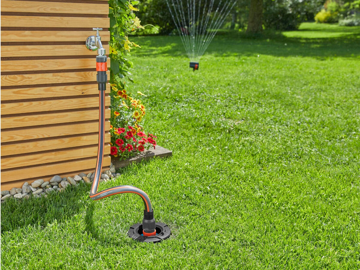 Zestaw startowy GARDENA 8272-20, strumień, zakres, działanie, długość, szerokość, w tle ogród, na pierwszym planie zamontowany do domu zestaw startowy gardena