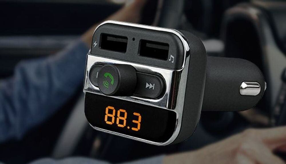 Transmiter FM AKAI FMT-20BT zestaw głośnomówiący mikrofon pomiar napięcia 12 V, transmiter na tle wnętrza auta