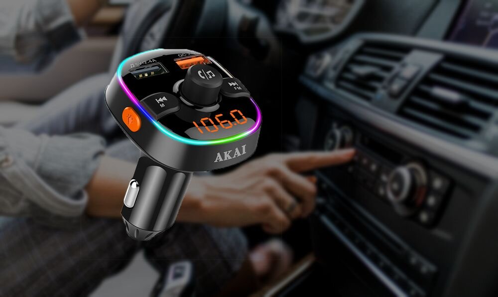 Transmiter FM AKAI FMT-52BT Bluetooth 4.2 radio samochodowe FM 12–24 V muzyka i rozmowy, transmiter na tle wnętrza samochodu