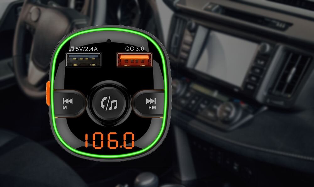 Transmiter FM AKAI FMT-52BT USB microSD TF do 32 GB MP3 WMA WAV APE FLAC odtwarzanie muzyki, transmiter na tle wnętrza samochodu