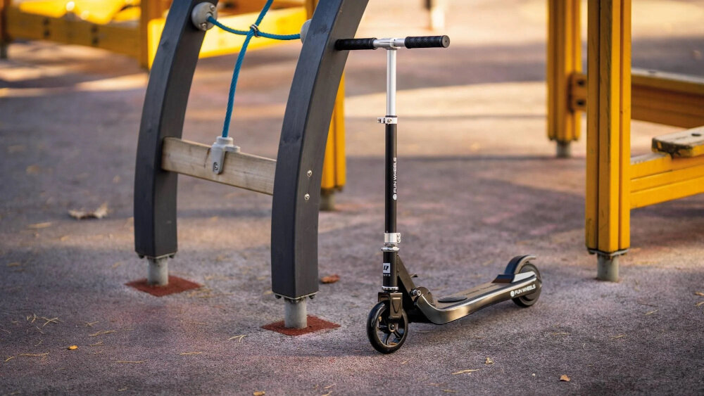 Hulajnoga elektryczna REBEL Fun Wheels Czarny w klasycznym czarnym kolorze dla dzieci powyżej 6 roku życia waga do 50 kg mały kompaktowy bezpieczny sprzęt wytrzymały