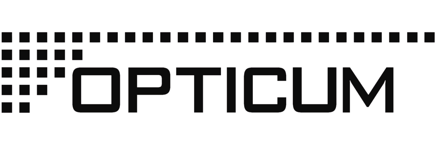 Logo z napisem \'OPTICUM\' złożone z czarnych liter i kwadratowych elementów u góry.