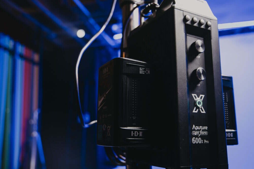 Lampa LED APUTURE Light Storm LS 600X Pro   barwa jasność zasilanie bateria montaż aparat zdjęcia filmy obsługa regulacja waga led wymiary 