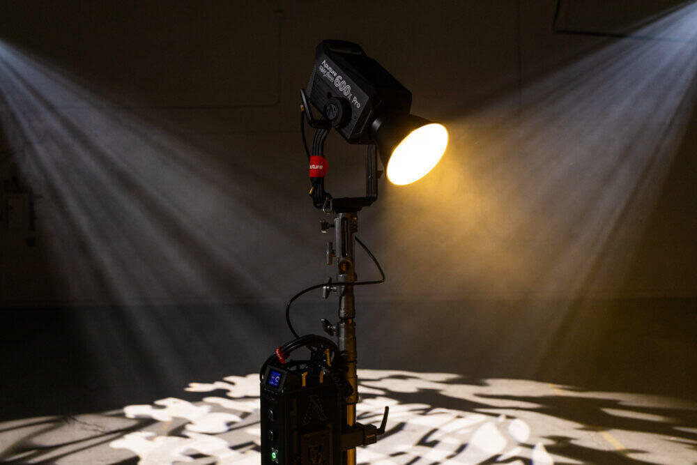 Lampa LED APUTURE Light Storm LS 600X Pro   barwa jasność zasilanie bateria montaż aparat zdjęcia filmy obsługa regulacja waga led wymiary 