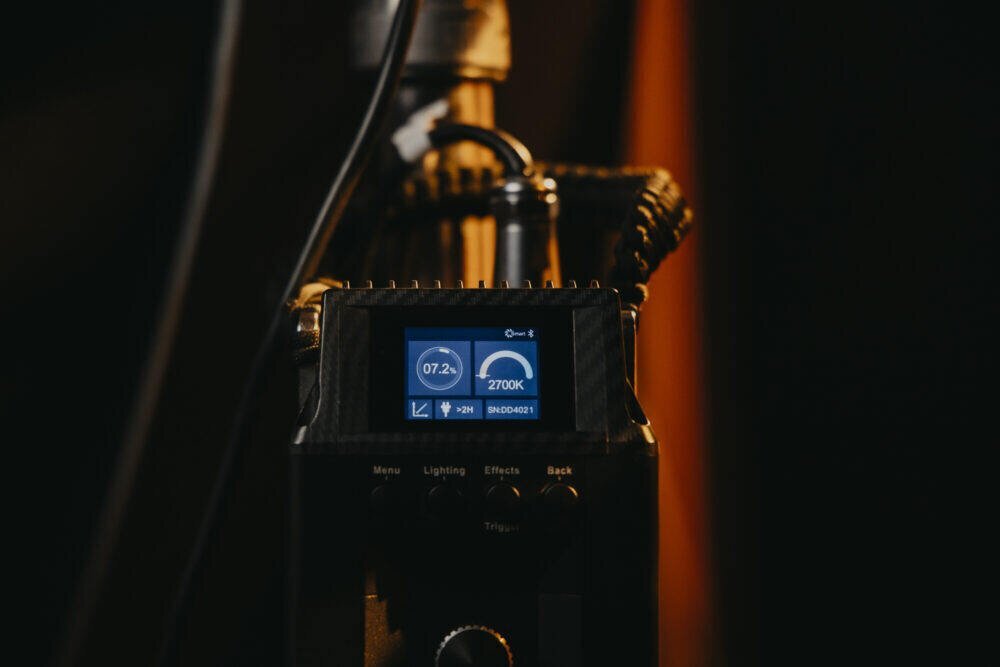 Lampa LED APUTURE Light Storm LS 600X Pro   barwa jasność zasilanie bateria montaż aparat zdjęcia filmy obsługa regulacja waga led wymiary 