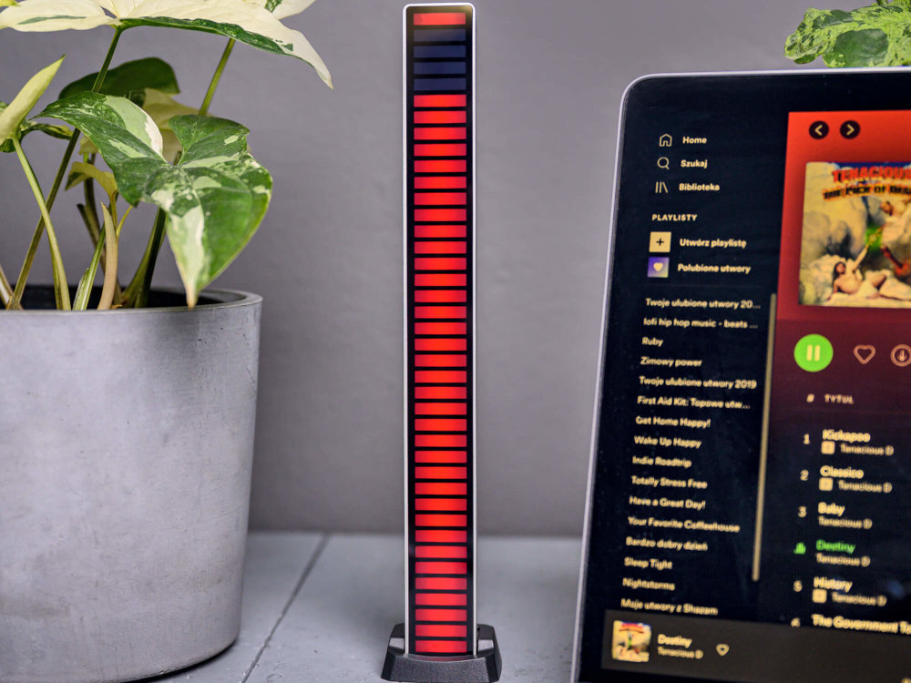 Equalizer REDLEAF kolorowe światła w rytm odtwarzanej muzyki Technologia rozpoznawania dźwięku 32-bitowym procesorze ARM 40 diod LED 153 różnorodnych animacji panelem świetlnym przycisków dedykowanej aplikacji