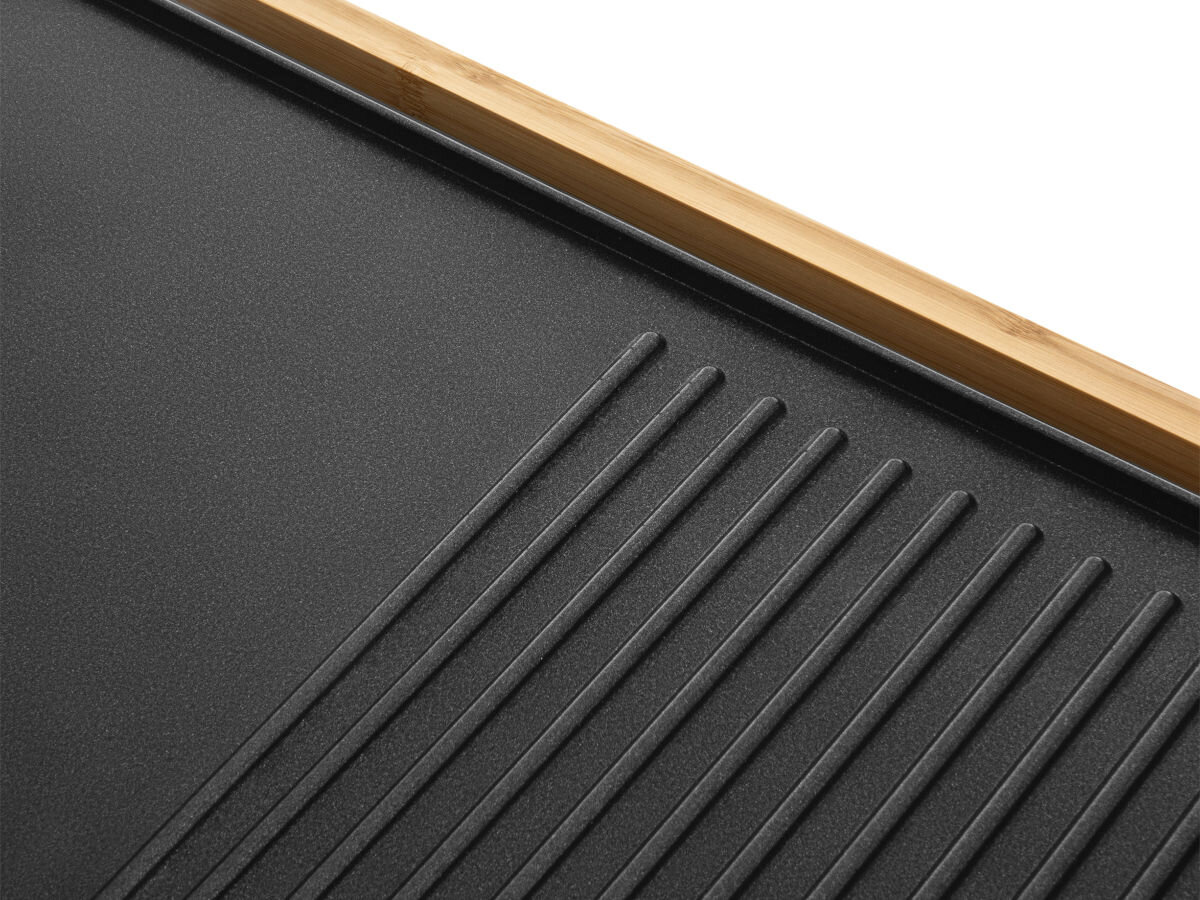 Grill elektryczny SENCOR SBG 206BK, nasiąknięte, wsparcie, zrównoważone, powierzchnia, na białym tle zbliżenie na gładką i karbowaną płytę grilla