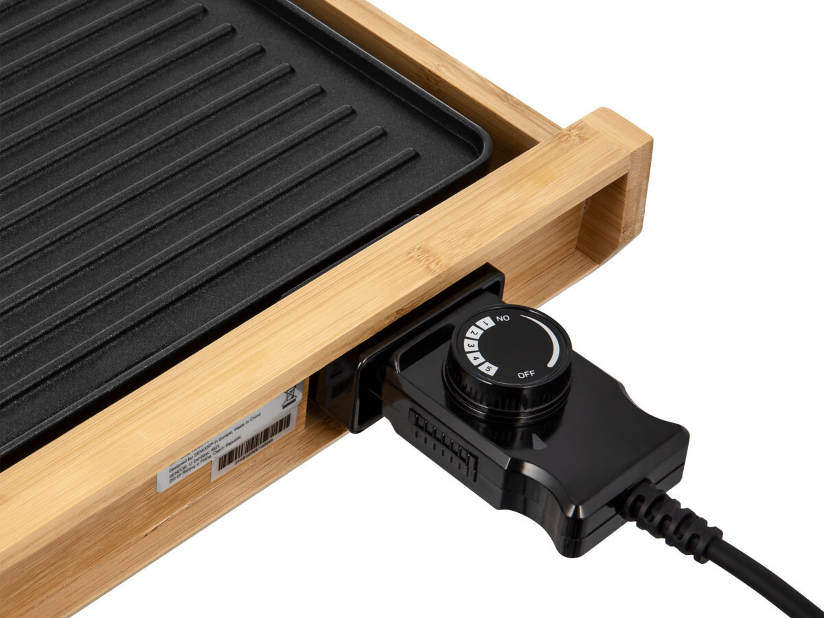 Grill elektryczny SENCOR SBG 206BK, ogranizowanie, posiłki, powierzchnia, nagrzewanie, na białym tle zbliżenie na podłączenie zasilacza do grilla