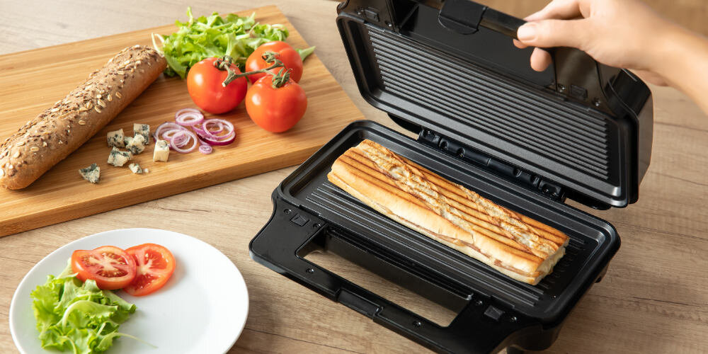 Opiekacz SENCOR SSM 9977CH 4w1 wygoda komfort użytkowanie wykonanie techologia CoolTouch bezpieczeństwo nieprzywierająca powłoka kontrolki