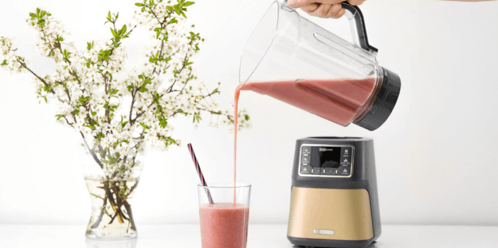 Blender kielichowy SENCOR SBU 7677CH Beżowy zdjęcie lifestyle Aksamitna konsystencja Prędkość do 28 000 obr./min 