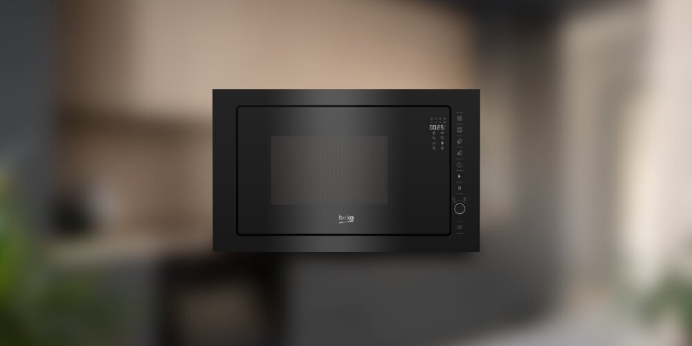 KUCHNIA MIKROFALOWA BEKO BMGB25333BG Kuchenka mikrofalowa Beko na rozmytym tle kuchni. Prosty, stalowy design