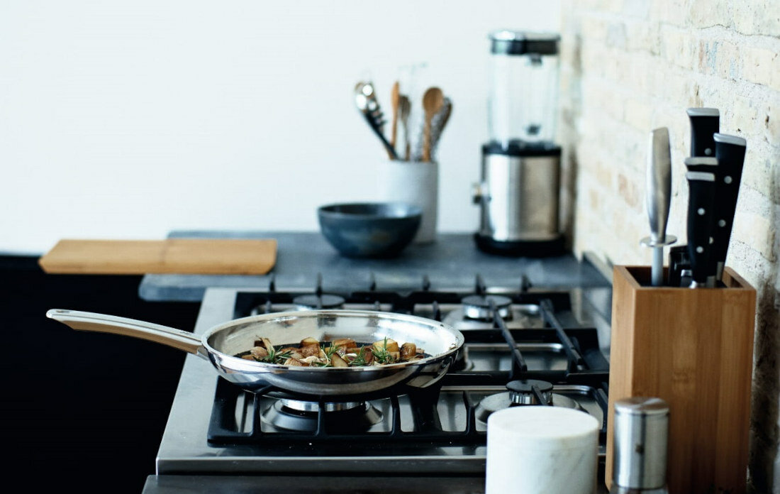 Patelnia WMF Profi Resist 28 cm wykonanie powloka nieprzywierajaca PermaDur