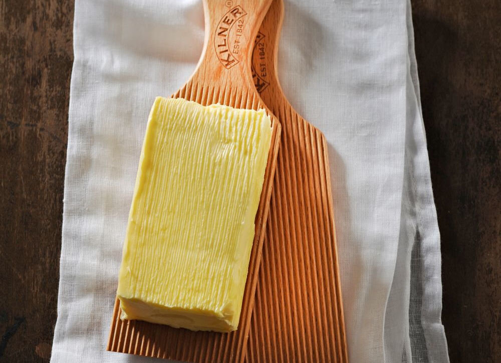 Szpatułka do masła KILNER 0025.349 (2 sztuki) dwie szpatułki prostokątny kształt uchwyt do trzymania żłobkowana powierzchnia formowanie estetycznych kostek masła ułatwienie usuwania nadmiaru maślanki perfekcyjna konsystencja wszechstronne do formowania gnocchi praktyczne narzędzie funkcjonalność elegancja 