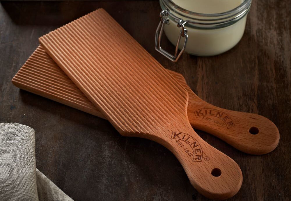 Szpatułka do masła KILNER 0025.349 (2 sztuki) naturalne drzewo bukowe eleganckie praktyczne otwory w uchwytach zawieszenie łatwe przechowywanie dodanie estetyki dwie szpatułki do formowania masła innych potraw powinny być myte ręcznie naturalne piękno i trwałość