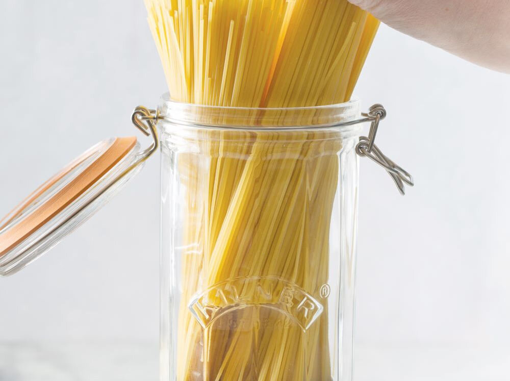 Słoik KILNER Facetted Clip Top Jars 2.2 L pojemność 2,2 l przechowywanie makaronu ułatwienie dozowania szczelna pokrywa typu weck stalowe klipsy gumowa uszczelka fasetowane ścianki styl retro praktyczne stylowe rozwiązanie 