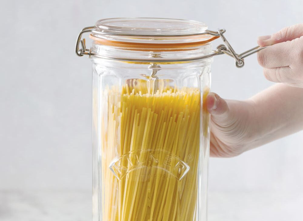 Słoik KILNER Facetted Clip Top Jars 2.2 L dla miłośników włoskiej kuchni praktyczne rozwiązania przechowywanie różnych słoików przeznaczone do mycia ręcznego bezpieczeństwo funkcjonalność