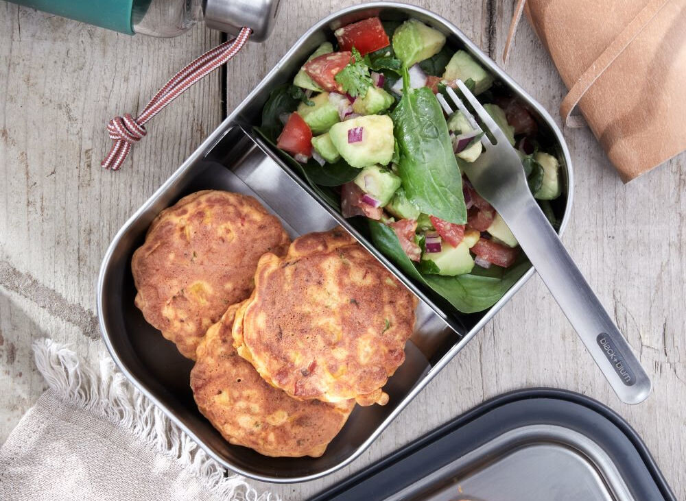 Lunch Box stalowy BLACK+BLUM BAM-SS-L003 1L  możliwość podgrzewania w piekarniku i mrożenia przenoszenie posiłków podgrzewanie posiłków pojemnik separator widelec mozna myć w zmywarce pokrywka opaska mycie ręczne 