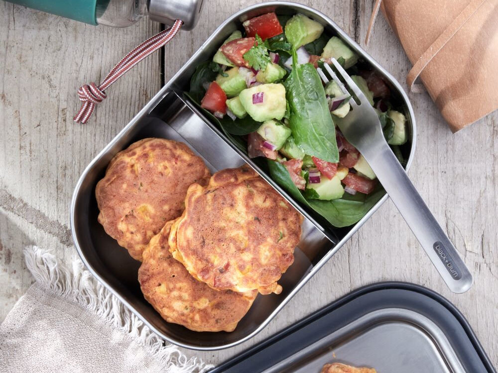 Lunch box BLACK+BLUM BAM-SS-L005 stalowy widelec sztućce zawsze przy sobie separator wykonany z tworzywa sztucznego podział komory na dwie części zabranie dwóch dań lub rozdzielenie elastyczność użytkowania