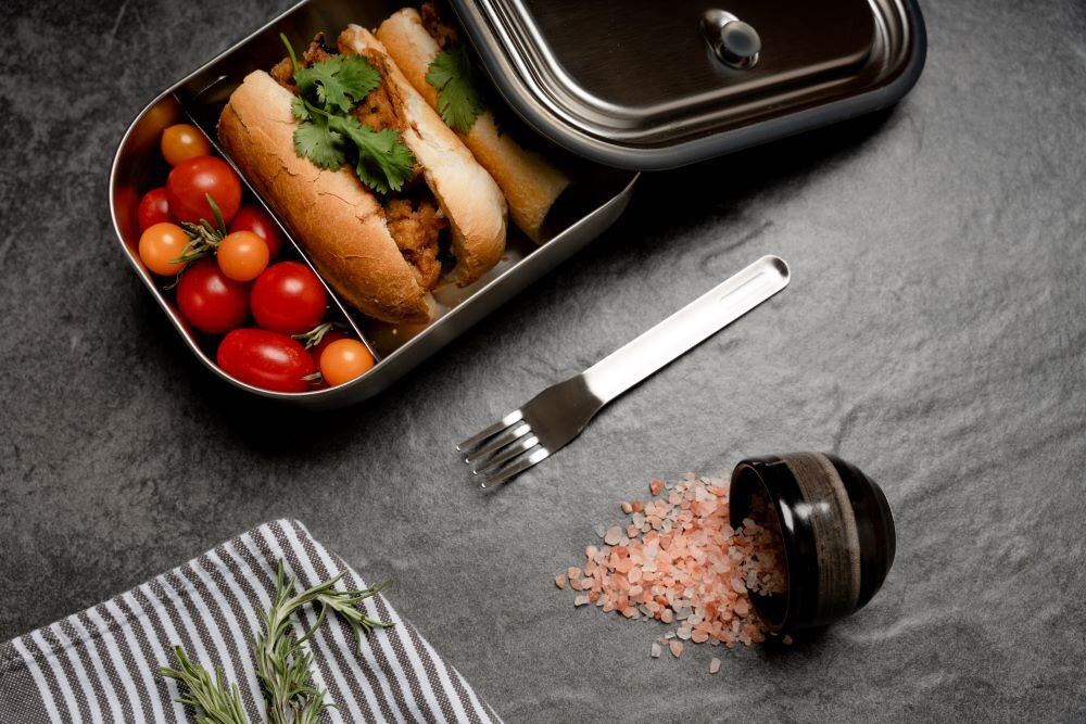 Lunch box BLACK+BLUM BAM-SS-L005  możliwość podgrzewania w piekarniku i mrożenia przenoszenie posiłków podgrzewanie posiłków pojemnik separator widelec mozna myć w zmywarce pokrywka opaska mycie ręczne