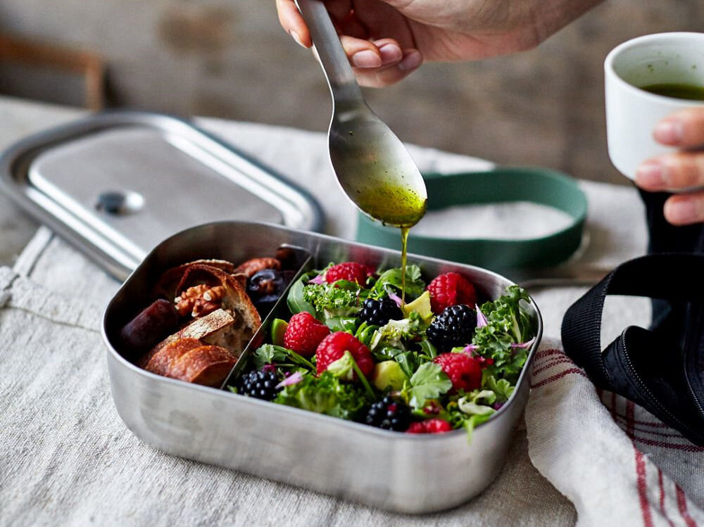 Lunch box BLACK+BLUM BAM-SS-L010 przenośne posiłki stylowy stalowy widelec separator z tworzywa sztucznego podział na dwie części przemyślana konstrukcja świeże apetyczne jedzenie